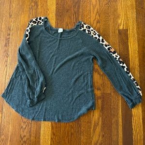 Boutique shirt w/ leopard sleeve